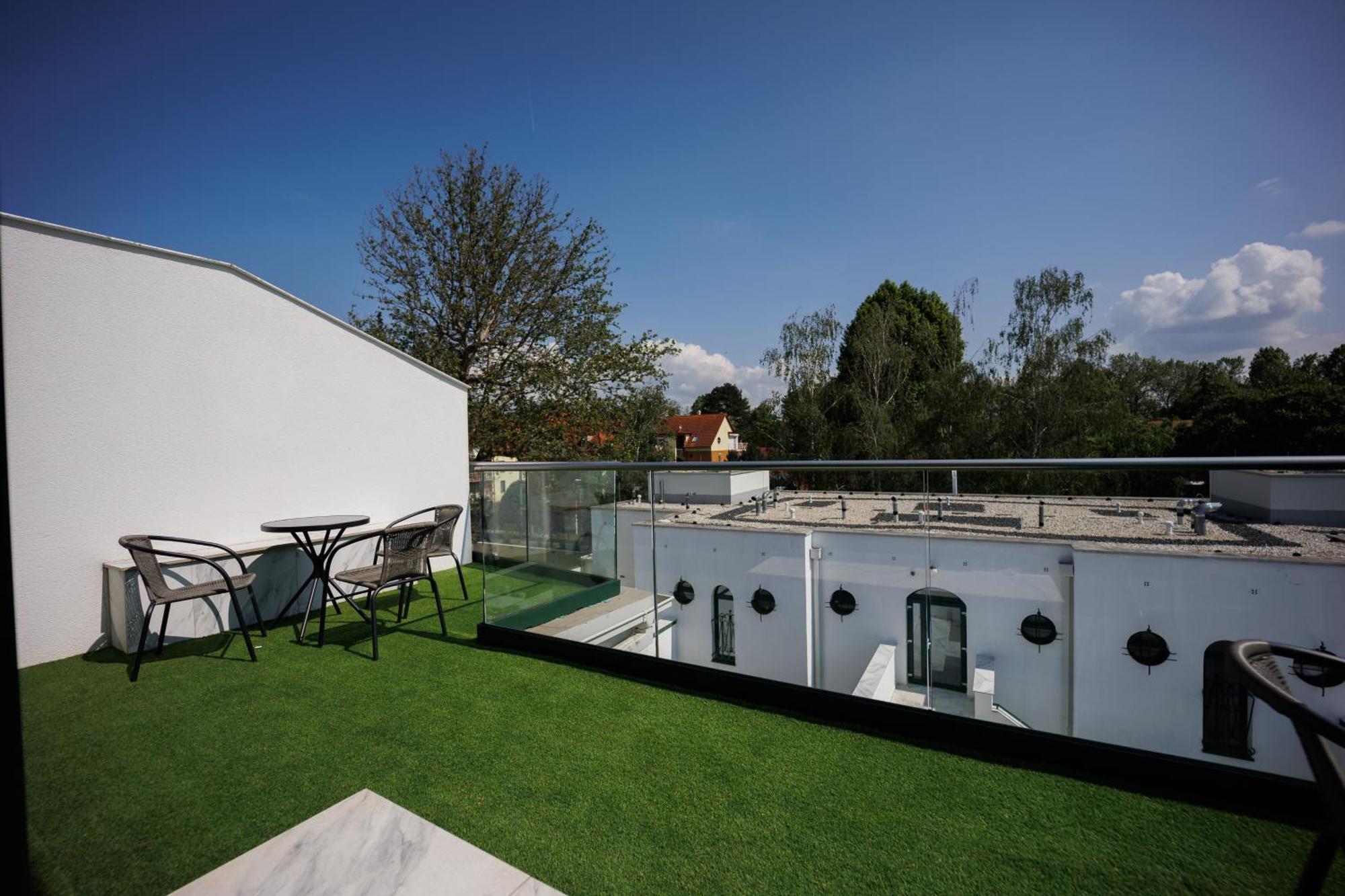 Villa Bauhaus Labi Garden Wellness Apartman ชิโอฟก ภายนอก รูปภาพ