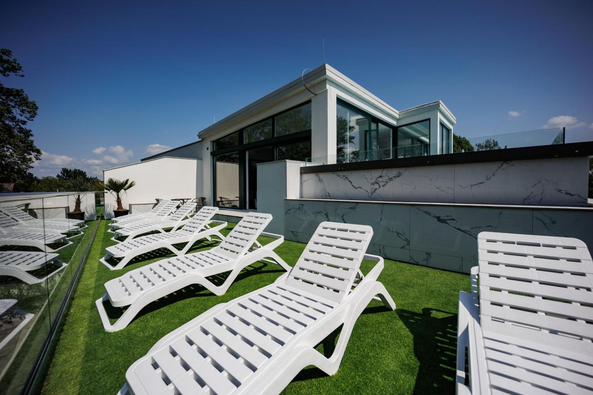 Villa Bauhaus Labi Garden Wellness Apartman ชิโอฟก ภายนอก รูปภาพ